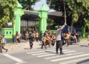 Personel Polsek Suela Laksanakan Pengaturan Lalu Lintas di Depan SDN 2 Suela