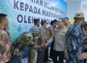 Dorong Ekonomi Pesisir, Kapolda Riau Bantu Nelayan Meranti dengan 20 Mesin Ketinting