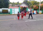 Pastikan Keamanan Siswa dan Pengguna Jalan, Personel Polsek Rhee Intensifkan Pengaturan Lalu Lintas