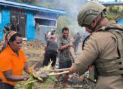 Satgas Ops Damai Cartenz Hadir di Tengah Tradisi Bakar Batu di Sugapa, Bangun Kebersamaan dengan Warga