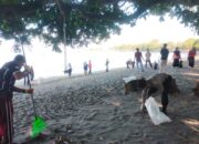 Aksi Bersih Pantai Senggigi Satukan Warga dan Aparat