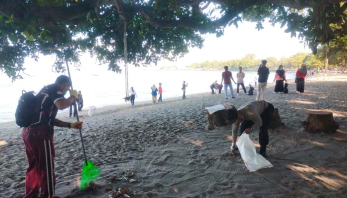 Aksi Bersih Pantai Senggigi Satukan Warga dan Aparat