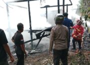 Diduga Konsleting Listrik, Satu Unit Rumah Panggung 9 Tiang di Desa Bre Ludes di Lahap Si jago Merah
