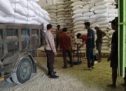 Berikan Rasa Aman bagi Petani, Personel Polsek Lembar Kawal Ketat Pengiriman Jagung Poktan Batu Rapat Jaya ke Gudang Bulog