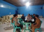 Bhabinkamtibmas Dasan Lekong Monitoring Pembagian 1.195 Paket Sembako, Warga Dihimbau Tertib