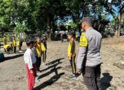 “Polisi Peduli” Bhabinkamtibmas Polsek Tambora Melatih PBB Pelajar SD Persiapan Upacara Hardiknas 2026