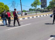 Cegah Balap Liar Melalui Patroli Preventif, Personel Polres Lombok Barat Justru Temukan Hal Tak Terduga Ini di Jalan