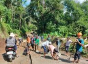 Semangat Kebersamaan Perkuat Jalan Rusak Pascahujan Deras