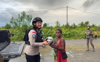 Hangatkan Hati Warga Nduga, Polwan Ops Damai Cartenz-2026 Bangun Kedekatan Melalui Aksi Humanis