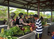 Di Balik Ramainya Pasar Keyabi Nduga, Senyum Mama Papua dan Polwan Damai Cartenz Rajut Rasa Aman dan Nyaman