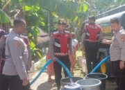 Atasi Kekeringan, Polres Lombok Barat Distribusikan Air Bersih