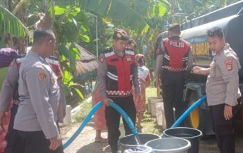 Atasi Kekeringan, Polres Lombok Barat Distribusikan Air Bersih