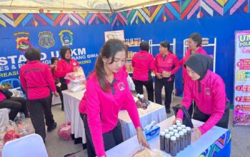 Waka Polda NTB Disambut Ketua Bhayangkari Cabang Bima Saat Tinjau Stand Bazaar Polres Bima dan Pasar Rakyat Serta Bakti Sosial Polres Bima Kabupaten di Mapolda NTB