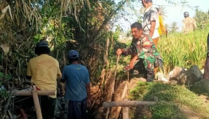 Babinsa Kawal Pembangunan Irigasi Demi Petani