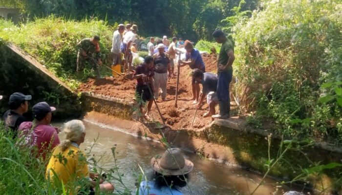 Babinsa dan Warga Bersatu Buka Irigasi, Wujudkan Manfaat Bendungan Meninting bagi Petani