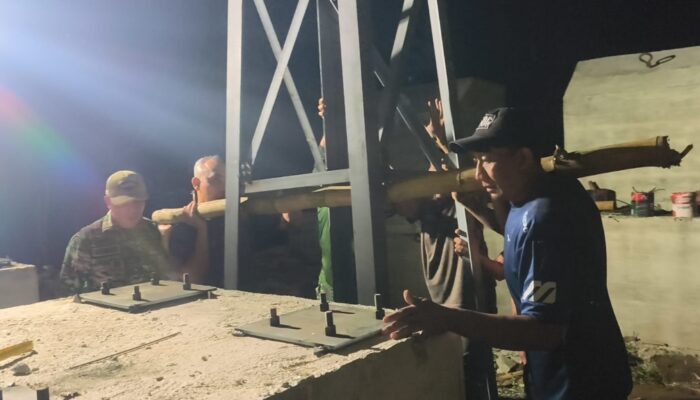 Pemasangan Tiang Pilon Jembatan Perintis Garuda, Simbol Kokohnya Sinergi TNI dan Warga