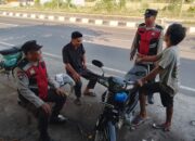 Patroli Dialogis dan Rawan Sore Polsek Bayan di Pelabuhan Carik, Imbau Waspada 3C dan Cuaca Buruk