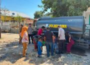 “Polisi Peduli”. Satsamapta Polres Bima Kabupaten Salurkan 500O Liter Air Bersih Atasi Kesulitan Air Bersih Bagi Warga Desa Padolo