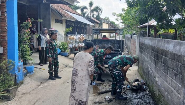 Babinsa Banyumulek Hadir Cepat Cegah Genangan Akibat Sampah Irigasi
