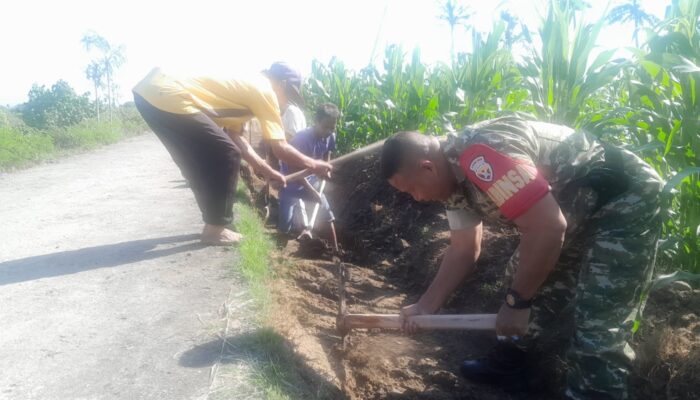 Babinsa dan Petani Lembar Percepat Pembangunan Irigasi