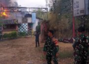 Api Melalap Bangunan Kosong, Babinsa Batulayar Bergerak Cepat