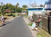 Jelang Musim Hujan Babinsa Ajak Warga Bersihkan Lingkungan Desa