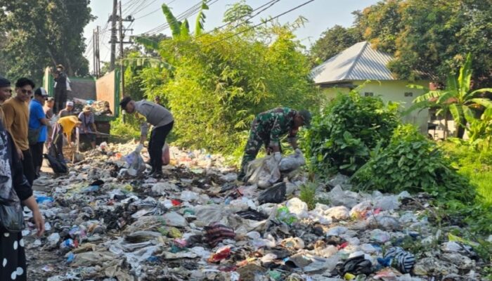 Sinergi Babinsa, Bhabinkamtibmas dan Mahasiswa KKN Percantik Akses Kediri–Praya