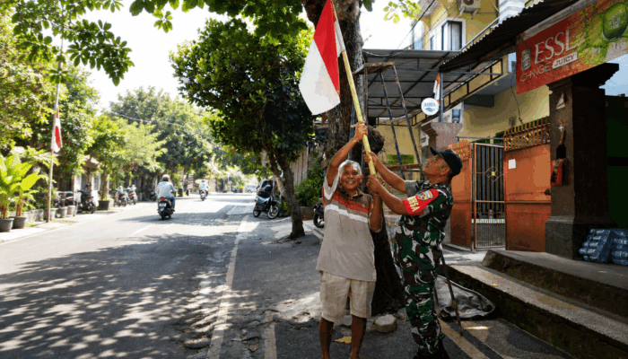 Merah Putih Berkibar, Babinsa Bangkitkan Nasionalisme Warga Cakranegara
