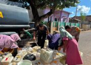 Bhabinkamtibmas Polsek Soromandi Dampingi Unit Rantis Satsamapta Polres Bima Kabupaten Salurkan Air Bersih di Desa Binaannya