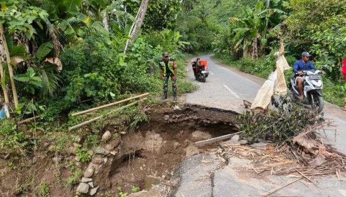 Babinsa dan Kadus Cek Jalan Amblas Sekotong