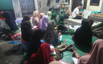 Babinsa Jempong Baru Dampingi Warga Belajar Membaca