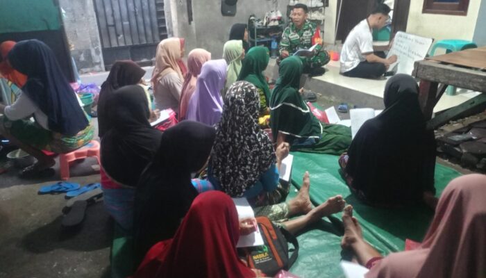 Babinsa Jempong Baru Dampingi Warga Belajar Membaca