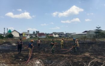 Api Membakar Lahan Kosong, Babinsa Meninting Bergerak Cepat