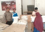 Bhabinkamtibmas Polsek Bolo Laksanakan Pengamanan dan Monitoring Penyaluran Bantuan Beras di Desa Binaannya