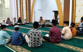 Bina Mental Spiritual Anak-anak, Bhabinkamtibmas Polsek Woha Ikhlas Jadi Guru Ngaji Gratis