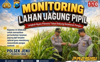 Anggota Bhabinkamtibmas Polsek Senori Polresta Tuban Monitoring Tanaman Jagung Milik Warga Desa Jatisari Dukung Program Ketahanan Pangan