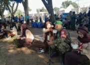 Kehangatan HUT TNI, Siswa Pramuka Suapi Babinsa