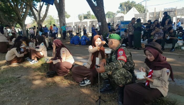 Kehangatan HUT TNI, Siswa Pramuka Suapi Babinsa