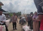 Monitoring Pembagian Pupuk, Bhabinkamtibmas Polsek Donggo Sampaikan Himbauan Kamtibmas