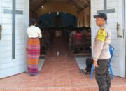 Minggu Kasih, Bhabinkamtibmas Polsek Donggo Laksanakan Pengamanan Umat Kristiani Yang Beribadah di Gereja Santo Paulus