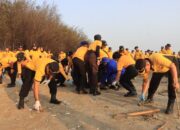 Wujud Kepedulian Lingkungan, Polresta Tuban Gelar Aksi Bersih Pantai dan Tanam 200 Bibit Cemara