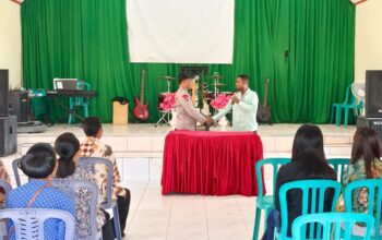 Minggu Kasih, Bhabinkamtibmas Polsek Donggo Ajak Jemaat Gereja Protestan Kemah Injil Bukit Sion Sangari jaga Kerukunan