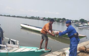 Pastikan Jalur Laut dan Imbau Warga Pesisir Satpolair Polres Bima Kabupaten Hadir Melalui Patroli Perairan      Warga di minta untuk waspada akan cuaca ekstrim, gelombang tinggi, dan angin kencang di perairan. Selalu memonitor dan mengikuti petunjuk BMKG sebelum berlayar.    Himbauan itu disampaikan oleh Personel Satpolairud Polres Bima Kabupaten Polda NTB saat melakukan patroli perairan dan sambang warga pesisir pada Minggu (25/10/26).    Petugas patroli yang melibatkan dua orang personel itu juga mengajak pemilik bot dan masyarakat pesisir di Dermaga tradisional Punti Desa Bajo Kecamatan Soromandi bersama menjaga dan memelihara keamanan serta ketertiban.    Patroli perairan di perairan teluk Bima difokuskan kepada nahkoda kapal dan ABK bersandar di seputaran perairan teluk Bima.     Tujuannya untuk mencegah adanya penyelundupan barang terlarang dan penggunaan bahan peledak yang dapat merusak habitat laut.   Hal itu dikemukakan oleh Kapolres Bima AKBP Muhammad Anton Bhayangkara Gaisar S.I.K.M.H., melalui Kasi Humas AKP Adib Widayaka.   “Ini kami lakukan untuk memastikan Perairan teluk Bima tetap dalam keadaan aman”. Tegasnya.   Patroli yang dikendalikan oleh Kasatnya Iptu Dedi Rizaldi itu berjalan dengan lancar dan aman.