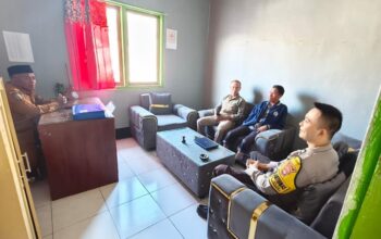Sinergi Menjaga Kamtibmas, Bhabinkamtimas Polsek Donggo Kunjungi Kantor Desa O,o