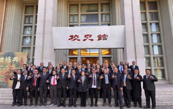 Intip Strategi Energi Terbarukan Tiongkok, Delegasi PKN I Angkatan 69 Dorong 6 Langkah untuk RI   BEIJING — Delegasi Pelatihan Kepemimpinan Nasional (PKN) Tingkat I Angkatan 69, mengkaji strategi penguatan energi terbarukan di Tiongkok. Studi pada 26–30 Oktober 2026 ini menghasilkan enam rekomendasi untuk mempercepat transisi energi di Indonesia, mulai dari penguatan jaringan listrik hingga kepastian investasi.  Dipimpin Kepala Lembaga Administrasi Negara (LAN) RI Muhammad Taufiq, delegasi berdiskusi dengan China National Academy of Governance (CNAG) dan National Energy Administration (NEA), serta mengunjungi pembangkit listrik tenaga surya (PLTS) Yanqing di kawasan Longqingxia, Beijing.  Kepala LAN Muhammad Taufiq menegaskan pentingnya kepemimpinan adaptif dan kolaborasi lintas sektor, dalam menghadapi tantangan transisi energi.  “Pengalaman Tiongkok dalam tata kelola publik, pemanfaatan energi baru terbarukan, teknologi PLTS, serta integrasi jaringan energi menjadi pembelajaran berharga bagi delegasi kami,” ujar Taufiq, Selasa (27/10/2026).  Sementara Ketua Angkatan PKN I/69 I Dewa Nyoman Agung Dharma Wijaya mengatakan, pengembangan energi bersih membutuhkan perencanaan terpadu, kesiapan jaringan, dan teknologi penyimpanan energi.  “Kunjungan ke PLTS Longqingxia memberikan pembelajaran tentang tata kelola pembangkit energi bersih. Kami juga mendalami pengembangan sistem kelistrikan Tiongkok yang mengandalkan energi surya dan angin, didukung penguatan jaringan serta penyimpanan energi,” jelasnya.  Menurutnya, pembelajaran tersebut relevan dengan RUPTL PLN 2025–2034 yang menargetkan tambahan kapasitas pembangkit dan penyimpanan energi sebesar 69,5 gigawatt (GW). Dari jumlah tersebut, 42,6 GW dialokasikan untuk energi baru terbarukan (EBT), termasuk 17,1 GW tenaga surya.  Sekretaris Angkatan PKN I/69, Mohammad Averrouce, menekankan pentingnya kepastian investasi, pengembangan industri nasional, dan peningkatan kompetensi tenaga kerja.  “Kesiapan jaringan transmisi dan kepastian pembiayaan menjadi kunci. Penguatan Tingkat Komponen Dalam Negeri (TKDN) juga perlu berjalan bersama alih teknologi dan pengembangan tenaga kerja agar transisi energi membuka lebih banyak lapangan kerja hijau,” ungkapnya.  Dari studi ke Tiongkok tersebut, delegasi merumuskan enam rekomendasi utama, yakni menyelaraskan pembangunan pembangkit dan jaringan listrik, mempercepat pengembangan sistem penyimpanan energi baterai (BESS), memperkuat kepastian investasi, menyederhanakan koordinasi perizinan dan pemanfaatan lahan, mengembangkan industri nasional, serta memperluas digitalisasi dan pemanfaatan kecerdasan artifisial.  Seluruh rekomendasi akan dituangkan dalam policy brief dan Matriks Adaptasi Kebijakan, sebagai masukan bagi kementerian, lembaga, serta pemerintah daerah.  Hasil studi itu juga diharapkan mempercepat pengembangan energi terbarukan, memperkuat keandalan pasokan listrik, meningkatkan daya saing industri, serta memperluas lapangan kerja hijau di Indonesia.