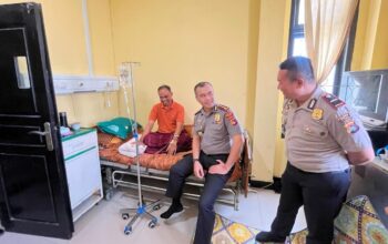 Jenguk Anggota Yang Terluka Saat Pelaksanaan Tugas, Kapolres Bima: Pastikan Penanganan Medis Hingga Sembuh Total