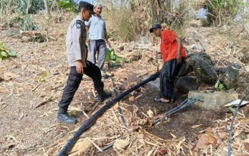 Bhabinkamtibmas Polres Bima Gotong Royong Sambungkan Pipa Air Bersih di Desa Doridungga