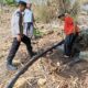 Bhabinkamtibmas Polres Bima Gotong Royong Sambungkan Pipa Air Bersih di Desa Doridungga